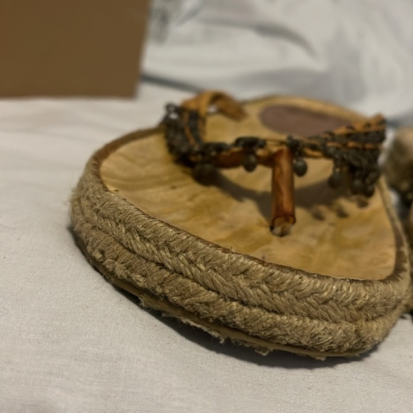 🔴SHOES-Sandals.Medal dangling OverToes Woven Leather like W/flat Rope Sole sides - Picture 3 of 6